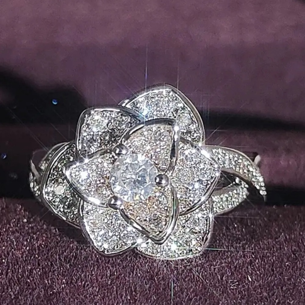 Beautiful Simulated Diamond Ring in Silver Plate. - Picture 3 of 3